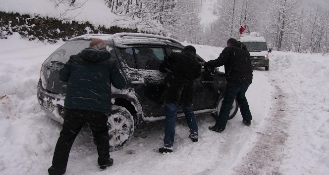 Türkiye’nin Gürcistan sınırındaki Artvin’in Macahel bölgesinde kar yağışı hayatı olumsuz etkiliyor
