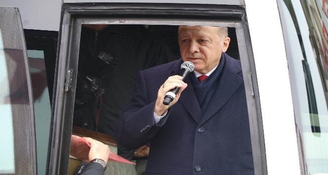Cumhurbaşkanı Recep Tayyip Erdoğan Güneysu’daki evinden çıkışında vatandaşlara seslendi