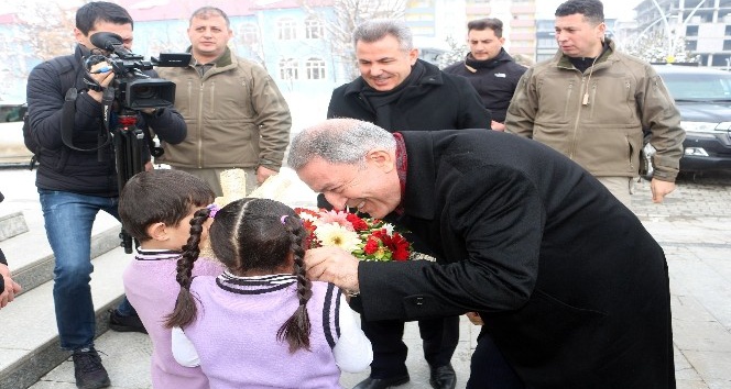 Milli Savunma Bakanı Akar, Ağrı’da şehit aileleri ve gazilerle bir araya geldi