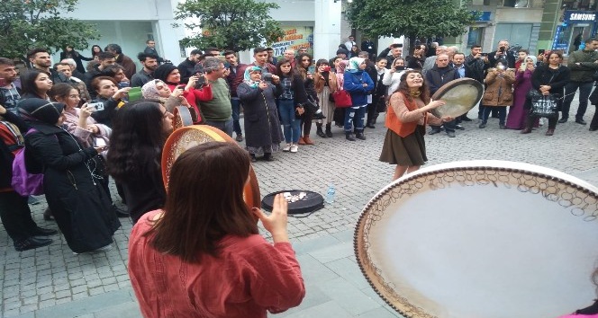 "Erbane" dinletisini gören telefona sarıldı