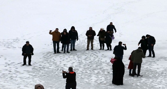 Tatilciler, fotoğraf çekmek için buz tutan gölün üzerine çıktılar
