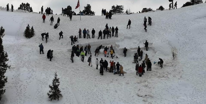 Dağdaki Cula Deliği'ne yaz için tonlarca kar depolandı