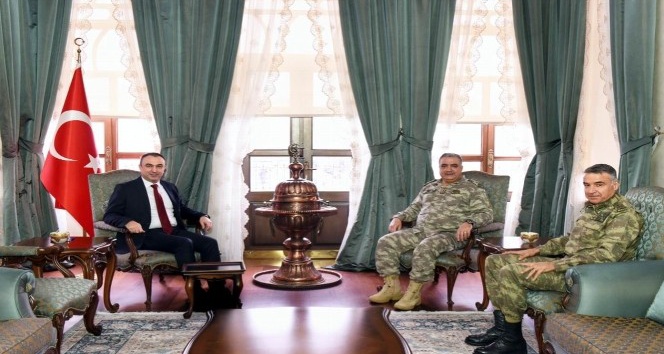 Vali Soytürk’e komutanlardan ziyaret