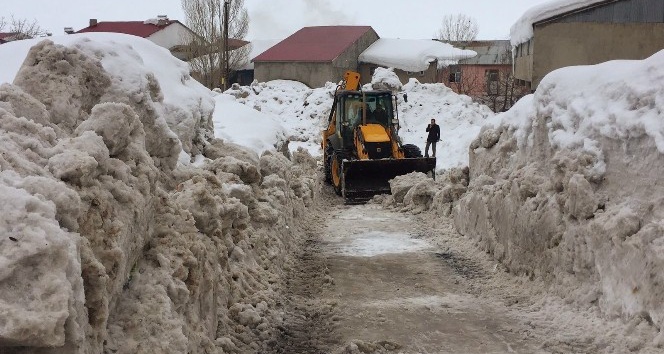 Karlıova’da karla mücadele 3 aydır sürüyor
