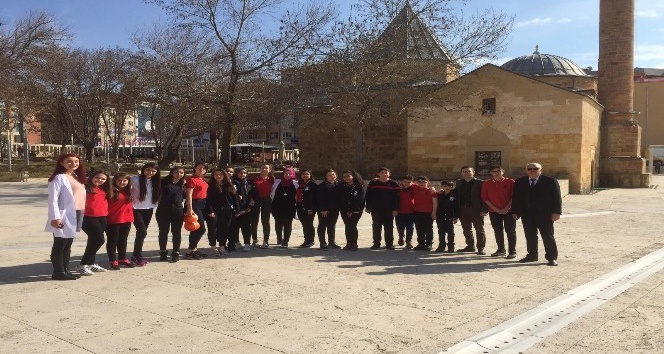 Kırşehir Belediyesi, özel okul öğrencilerinin barınak projesine destek sundu
