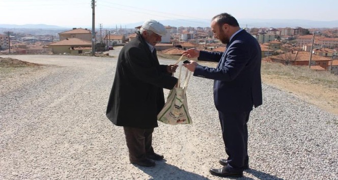 Cumhurbaşkanı Erdoğan’ın selamıyla bez torba dağıttılar