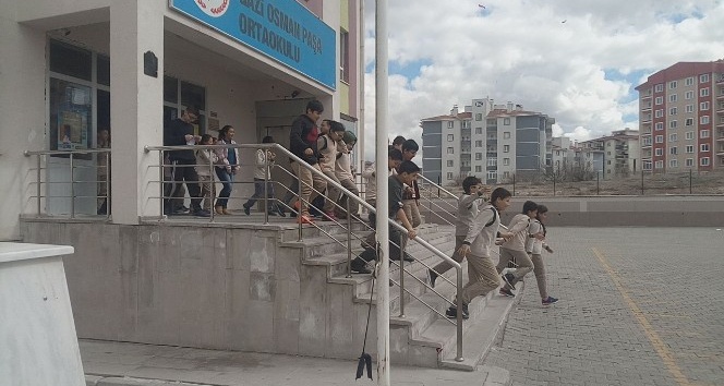 Gaziosmanpaşa Ortaokulunda deprem tatbikatı yapıldı
