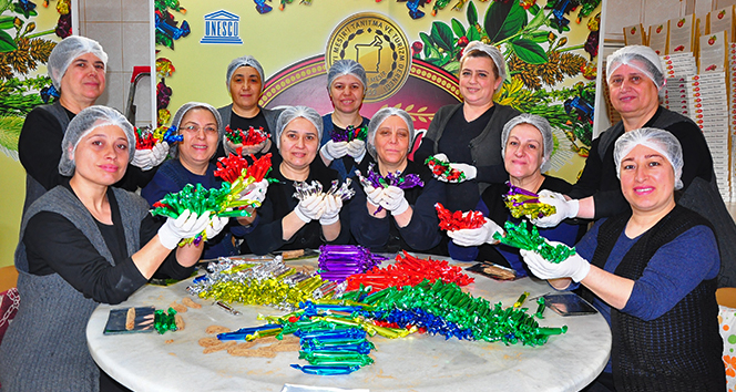 Kadınlar elleriyle ‘Şifalı Mesir’i yoğurmaya başladı