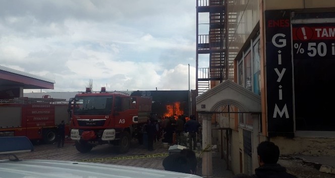Giresun’un Şebinkarahisar ilçesinde bir akaryakıt istasyonunda yangın çıktı