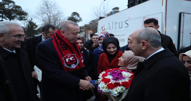 Cumhurbaşkanı Erdoğan, Erzincanlı Milli Kayakçıyı külliyeye davet etti