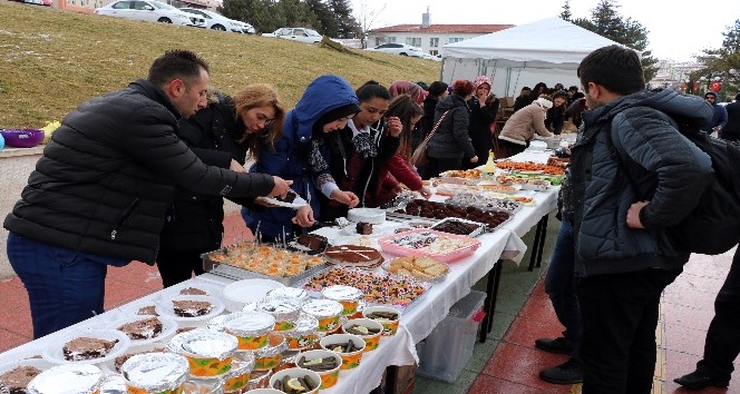 Okulları yararına kermes açtılar
