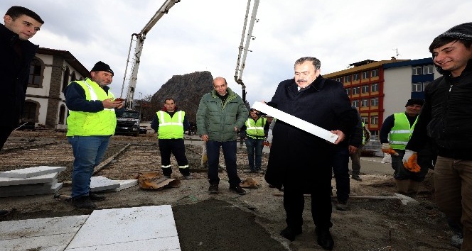 Eroğlu, inşaat çalışmaları son aşamaya gelen Afyonkarahisar Kent Meydanını inceledi