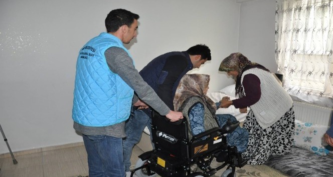 Engellilere akülü ve tekerlekli sandalye dağıtıldı