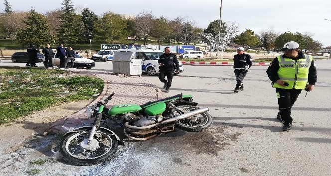 Sahibi tarafından ateşe verilen motosikleti polis söndürdü