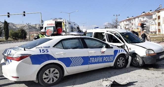 Burdur’da trafik polisleri kaza yaptı: 4 yaralı
