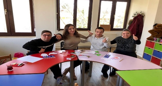 Ünlü manken Tuğçe Aral’dan özel çocuklara sürpriz ziyaret