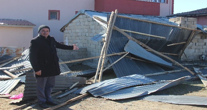 Şiddetli fırtına Erzincan’da çatıları uçurdu