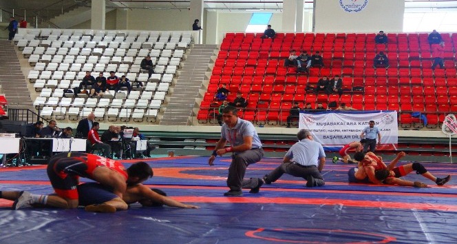 Türkiye Gençler Serbest Güreş Şampiyonası başladı