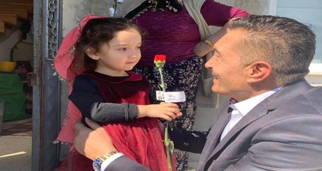 AK Parti Piraziz Belediye Başkan adayı Uğur Melikoğlu kapı kapı gezerek kadınlara karanfil dağıttı