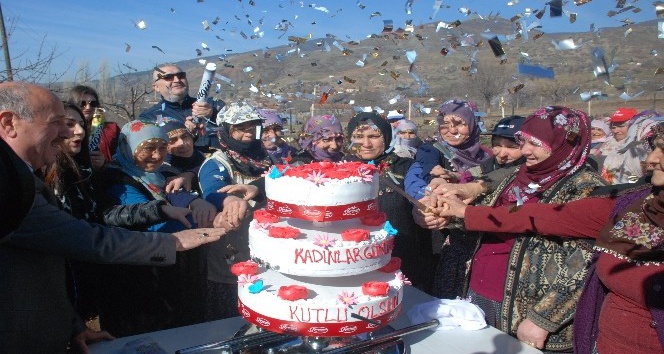 Tarlada çapa yapan kadınlara pastalı sürpriz kutlama