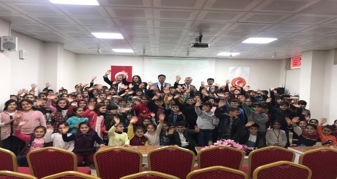 Türkiye Gaziler ve Şehit Aileleri Vakfı öğrencilere malzeme yardımda bulundu