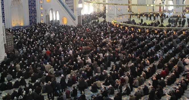 Cuma namazı kaç rekat, nasıl kılınır? Cuma namazı öğle namazıyla birlikte toplamda kaç rekattır? Çamlıca Camii'nde ilk cuma namazı İhlas Haber Ajansı