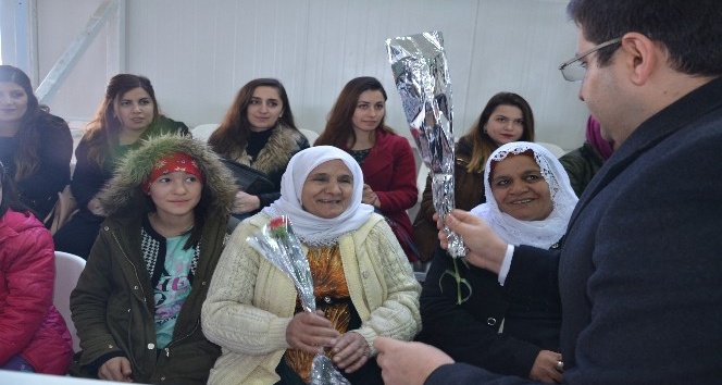 Terör bitti kadınlar el ele 8 Mart Dünya Kadınlar Günü’nü kutladı