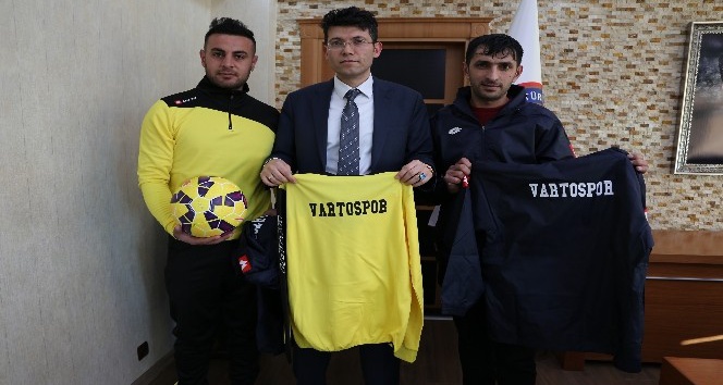 Kaymakam Kaçmaz’dan Yeşil Vartospor Kulübü sporcularına malzeme desteği
