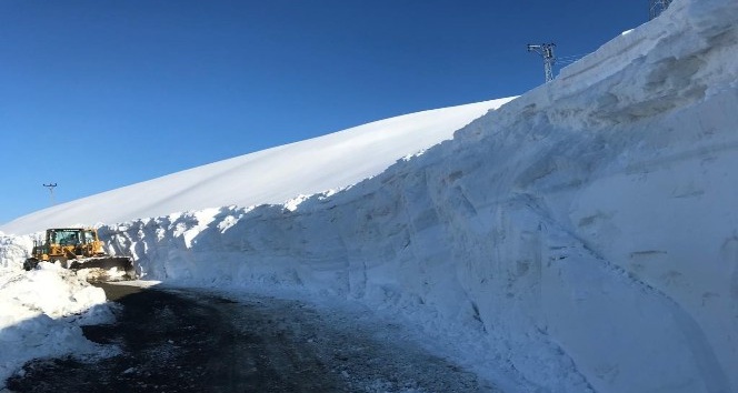 Sason’da karla mücadele çalışmaları devam ediyor