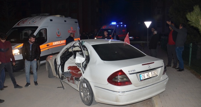 Kamyonet ile otomobil çarpıştı: 4 yaralı!