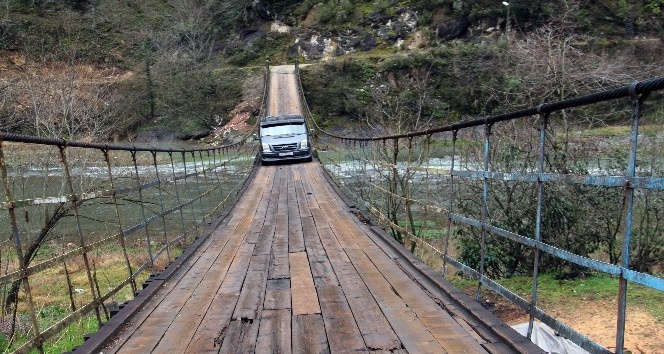 Harşit Çayının ikiye ayırdığı köyleri asma köprüler birleştiriyor