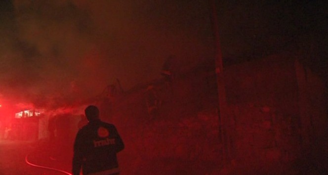 Isparta’daki solucan gübresi üretim tesisinde büyük yangın