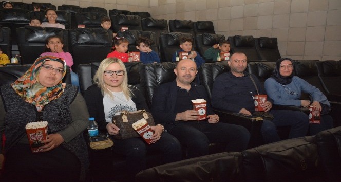 Kaymakam Uygur öğrencilerle sinemaya gitti