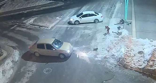 Otomobilin çarptığı kadın, kucağındaki çocukla metrelerce yükseğe fırladı