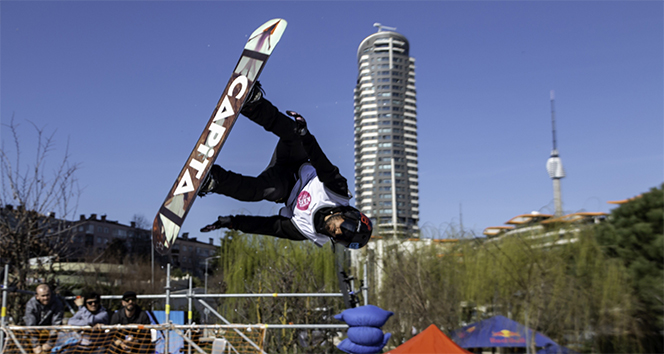 Snowboard ustaları hünerlerini sergiledi