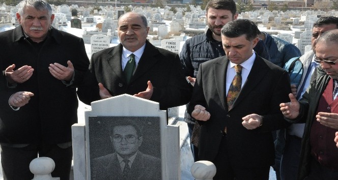 Gazeteci merhum Öner Daşdelen mezarı başında anıldı