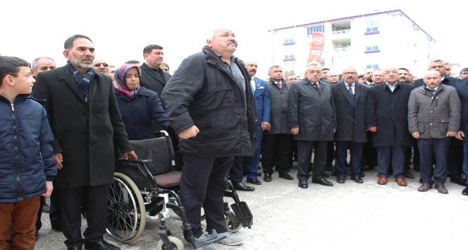 İstiklal Marşına saygı tekerlekli sandalyeden ayağa kaldırdı