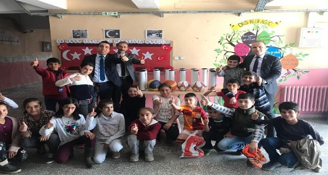 Türkiye Gaziler ve Şehit Aileleri Vakfı köy okuluna spor malzemeleri hediye etti