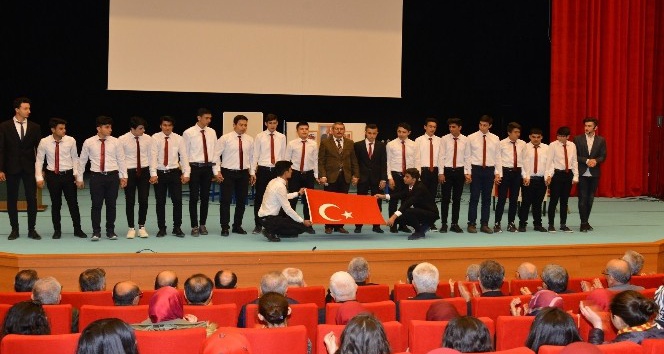 Kırşehir’de  ’Milletin Sesi Mehmet Akif Ersoy’ temalı tiyatro gösterimi yapıldı