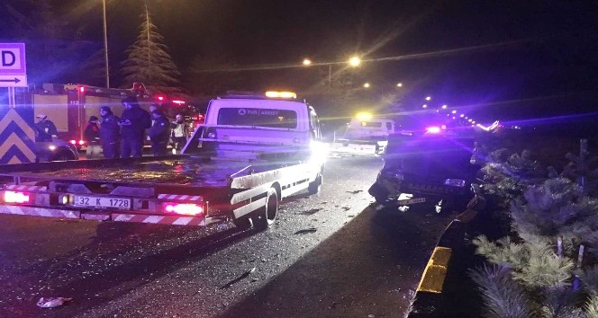 Minibüs yol kenarındaki otomobillere çarptı: 21 yaralı