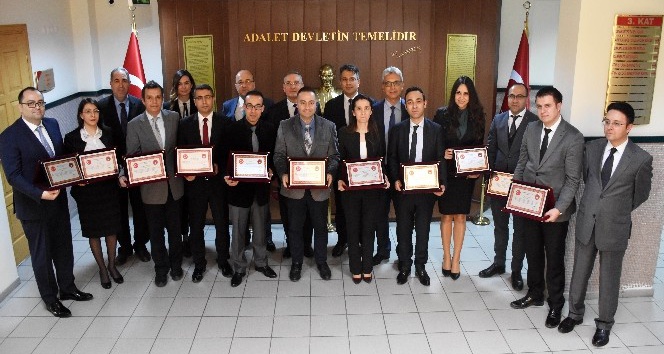 Görevinde yükselen yargı mensuplarına plaket
