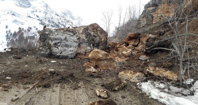 Gümüşhane’de köy yoluna devasa kaya düştü