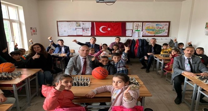 Türkiye Gaziler ve Şehit Aileleri Vakfı köy okullarına satranç takımı dağıttı