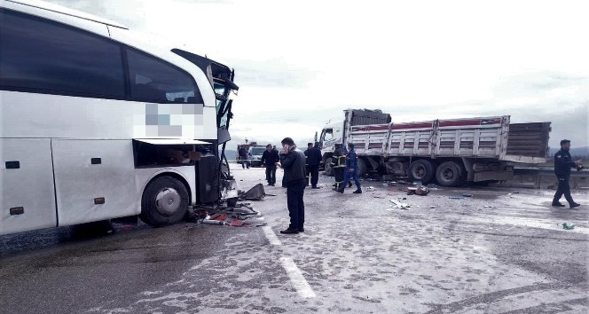 Amasya’da yolcu otobüsü kamyonla çarpıştı: 15 yaralı