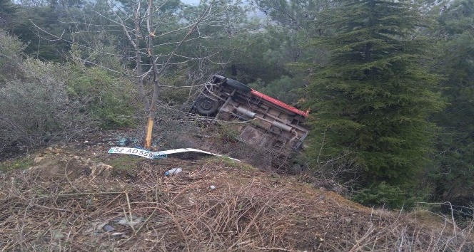Tokat’ta minibüs uçuruma yuvarlandı: 2 yaralı