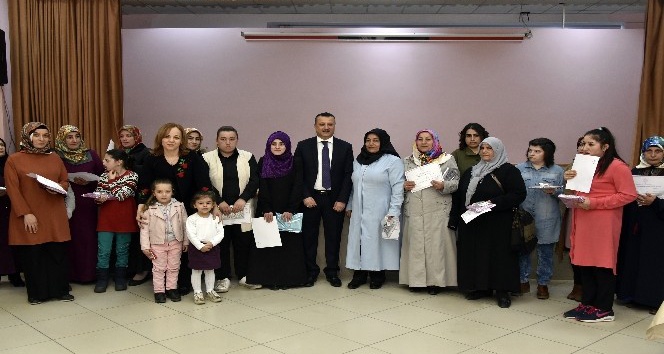 Gümüşhane’de okuma yazma öğrenenler belgelerini aldı