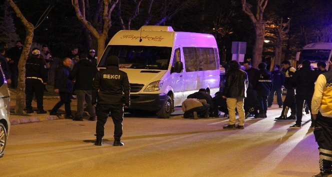 Minibüsün altına saklanıp boğazına bıçak dayadı