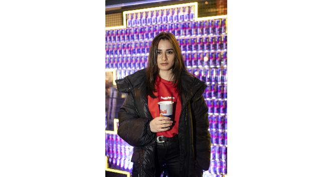 Ece Yaşar ve İlayda Akdoğan Red Bull Retro Oyun Gecesi’ndeydi