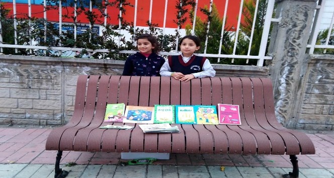 Siirtli kızlar, annelerinin atacağı kitapları toplayıp satmaya başladı