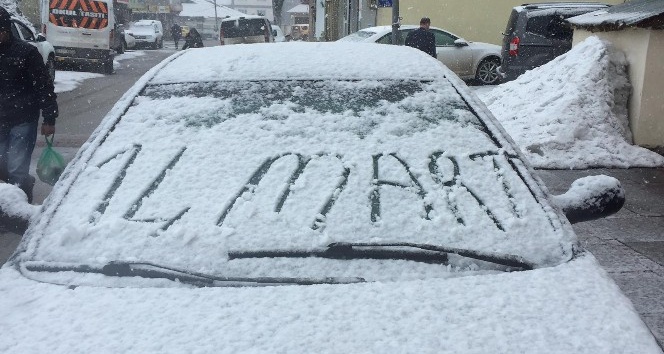 Karlıova’da ekipler karla mücadele ederken kar yağışı başladı